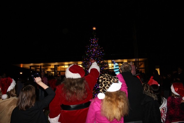 The city of Kenmore will hold its annual tree lighting ceremony tonight.