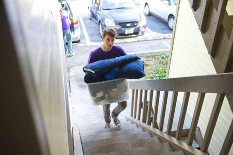 UW-Bothell staffer Joe Kane helps new students move into their apartments at Husky Village.